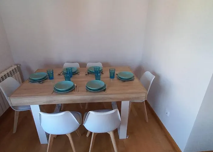 Apartment Con 2 Dormitorios, Garaje Y Terraza Junto A