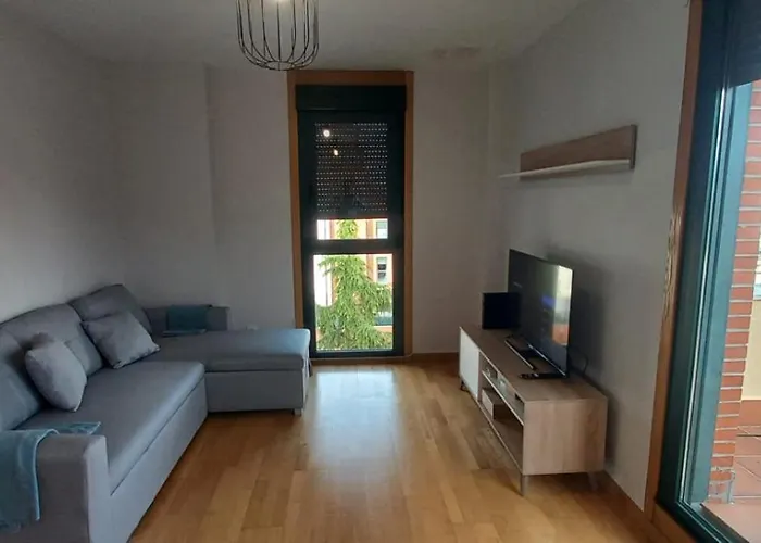 Apartment Con 2 Dormitorios, Garaje Y Terraza Junto A