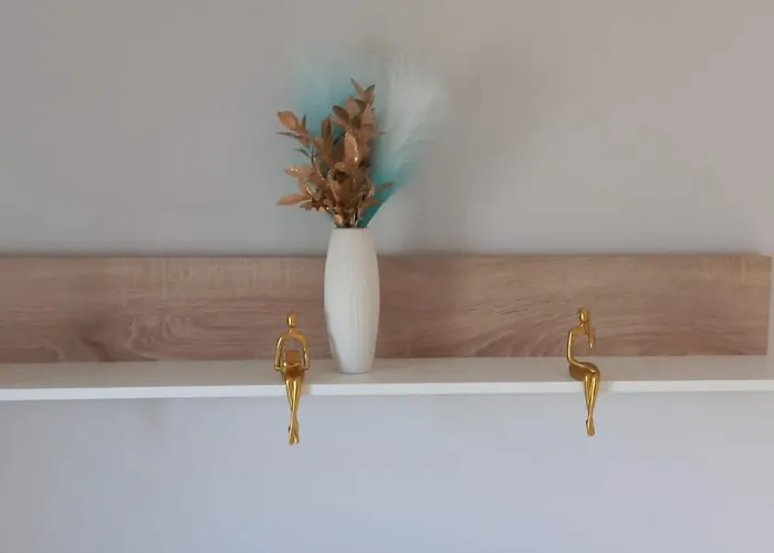 Con 2 Dormitorios, Garaje Y Terraza Junto A Apartment